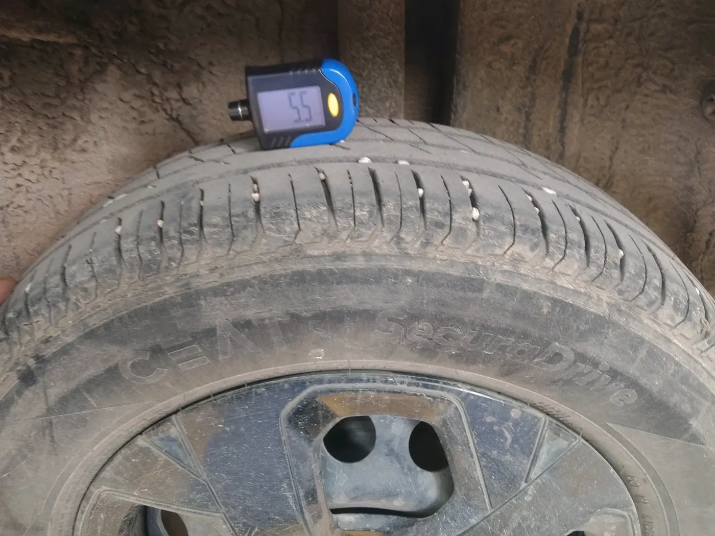 2022 Tata PUNCH ADVENTURE AMT, Petrol, Automatic, 73,520 km, tyre