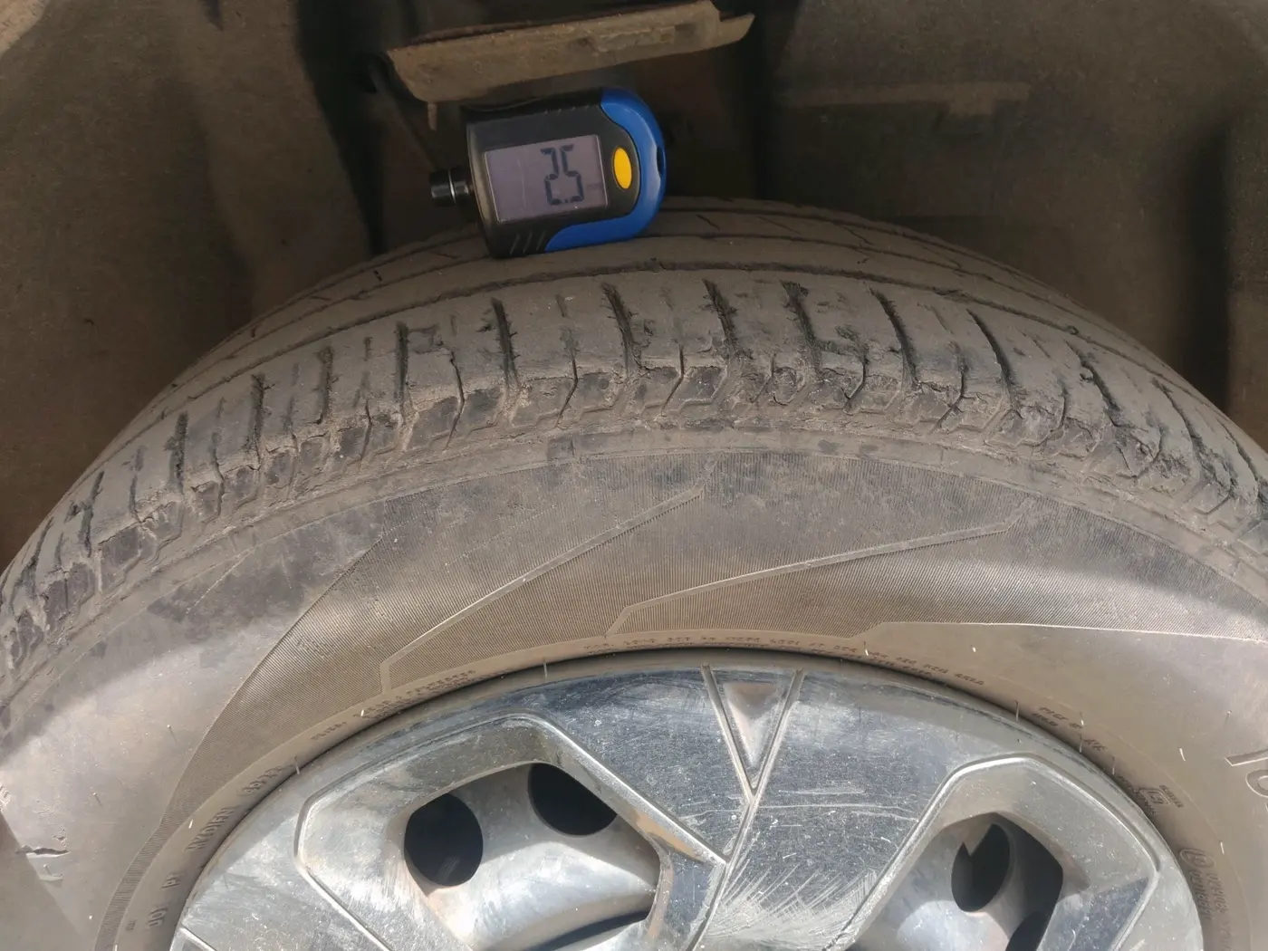 2022 Tata PUNCH ADVENTURE AMT, Petrol, Automatic, 73,520 km, tyre