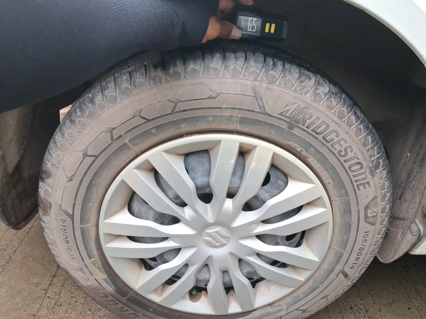 2018 Maruti Dzire VXI AMT, Petrol, Automatic, 1,04,514 km, tyre