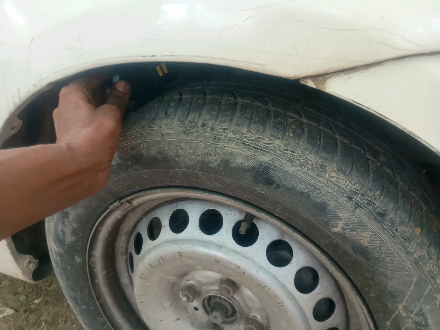 2013 Toyota Etios G, Petrol, Manual, 1,89,643 km, tyre