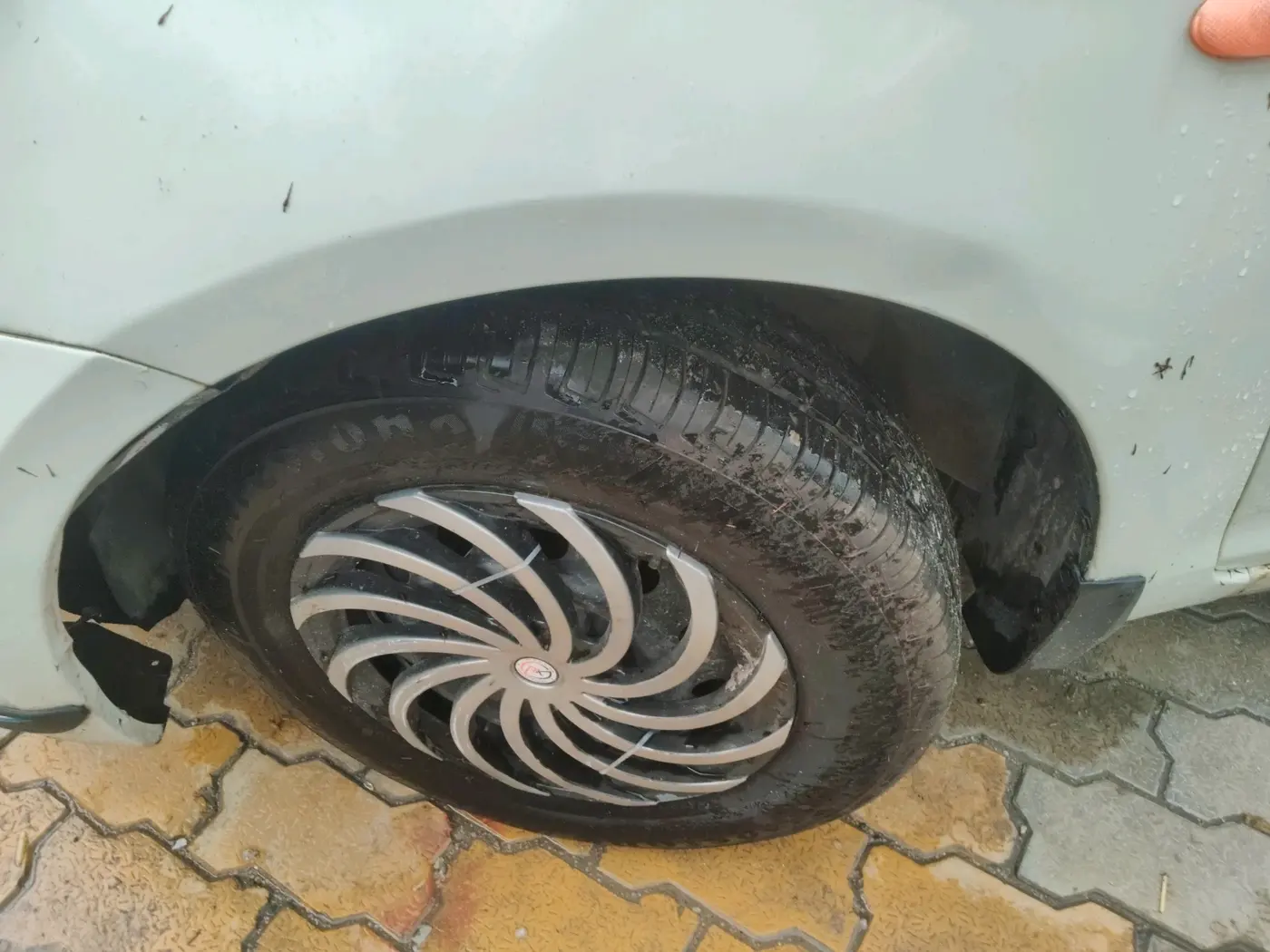 2015 Maruti Swift LXI (O), CNG, Manual, 1,20,000 km, tyre