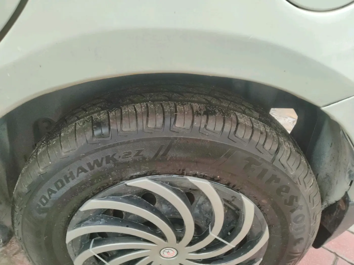 2015 Maruti Swift LXI (O), CNG, Manual, 1,20,000 km, tyre
