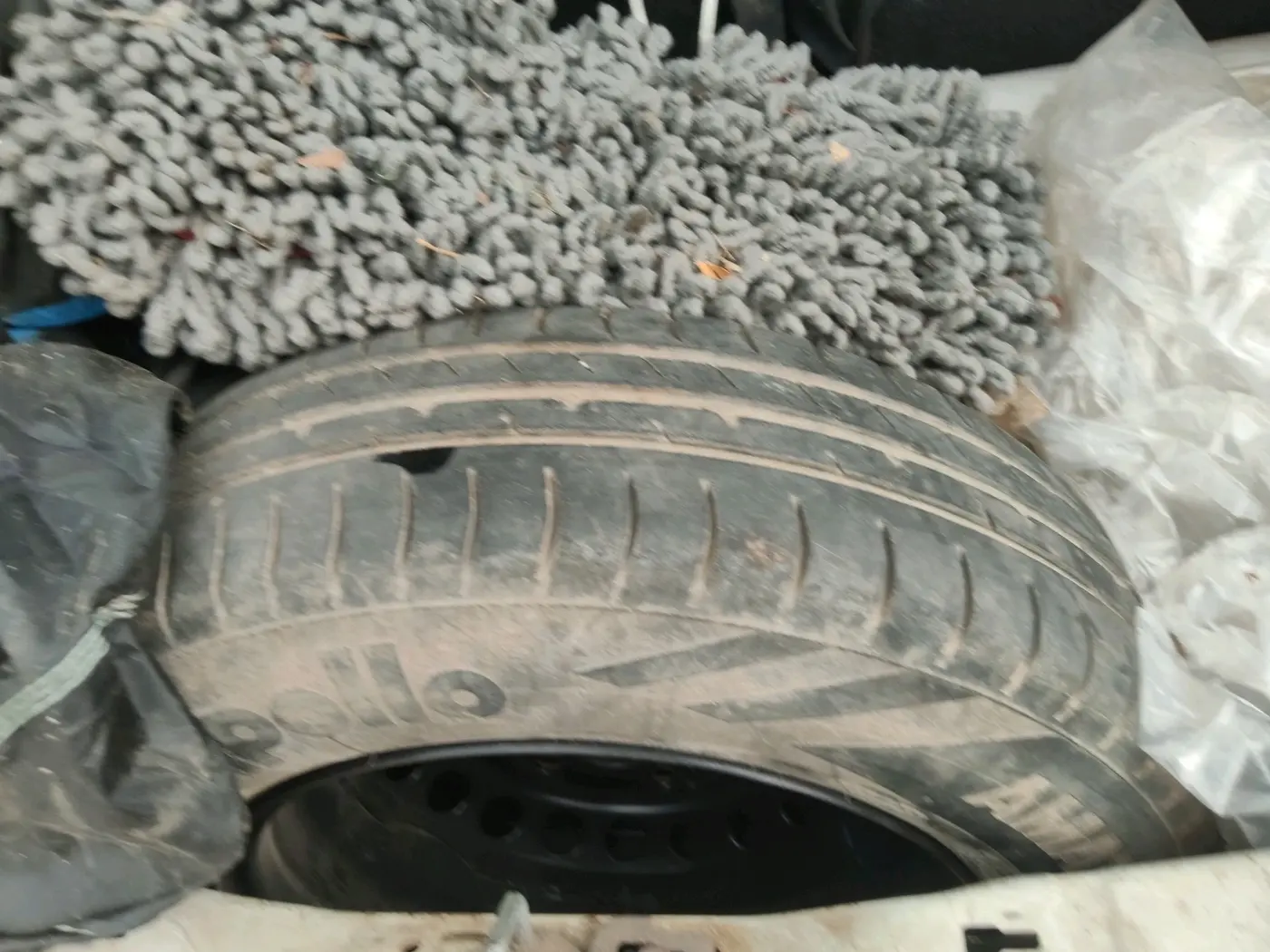 2015 Maruti Swift LXI (O), CNG, Manual, 1,20,000 km, tyre