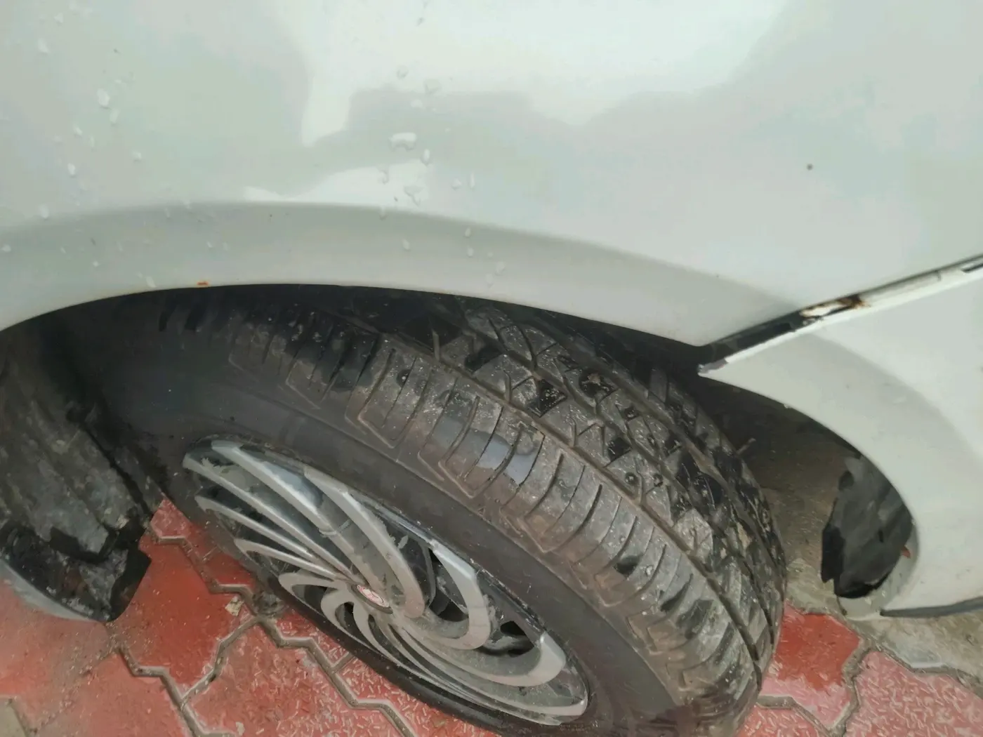 2015 Maruti Swift LXI (O), CNG, Manual, 1,20,000 km, tyre
