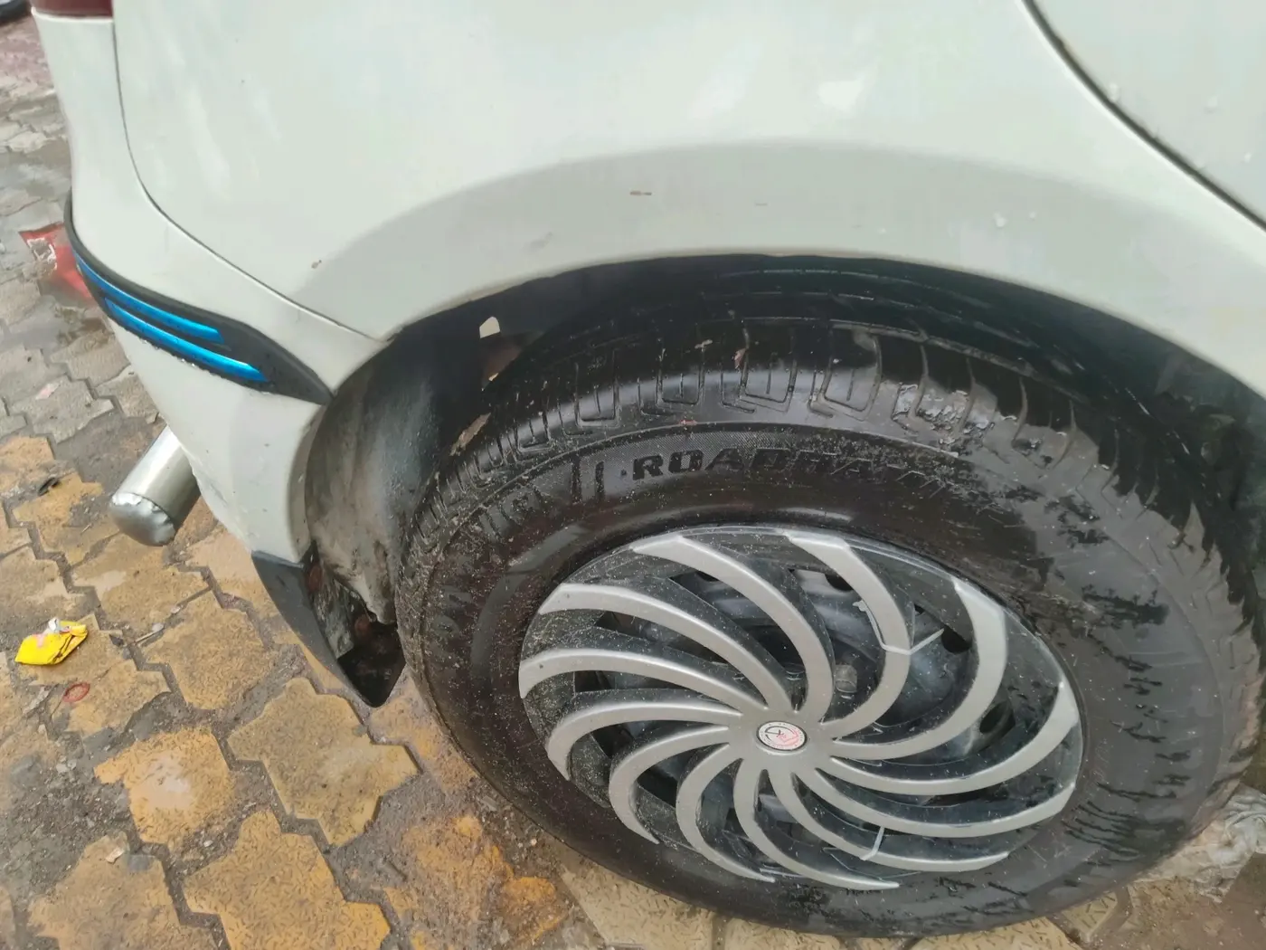 2015 Maruti Swift LXI (O), CNG, Manual, 1,20,000 km, tyre