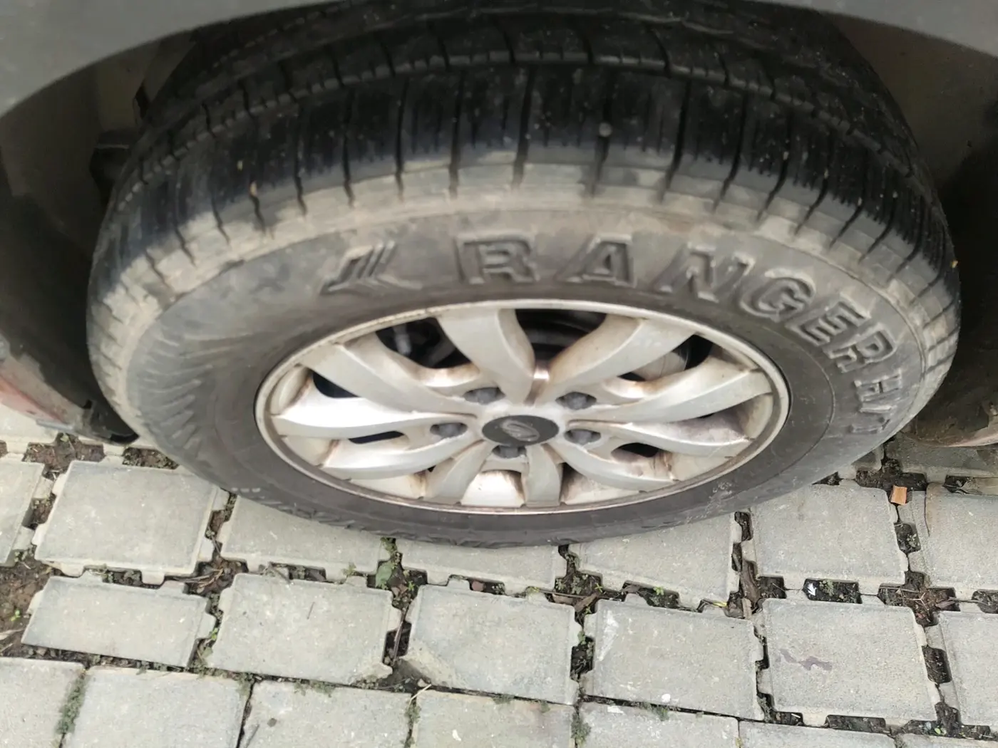 2016 Mahindra XUV500 W10, Diesel, Manual, 1,27,798 km, tyre