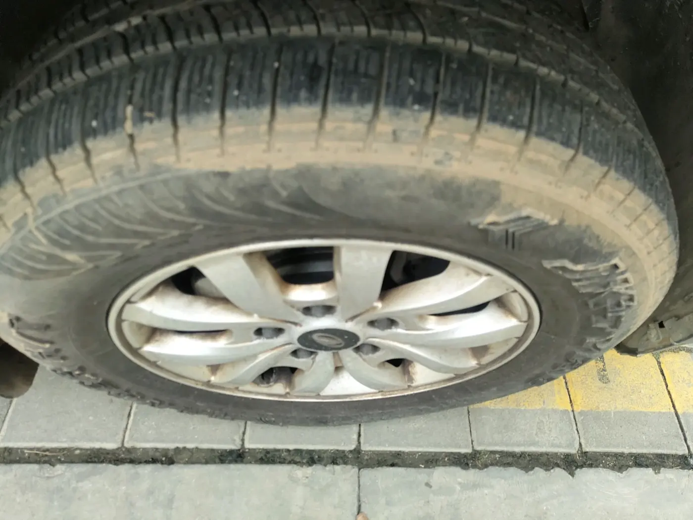 2016 Mahindra XUV500 W10, Diesel, Manual, 1,27,798 km, tyre