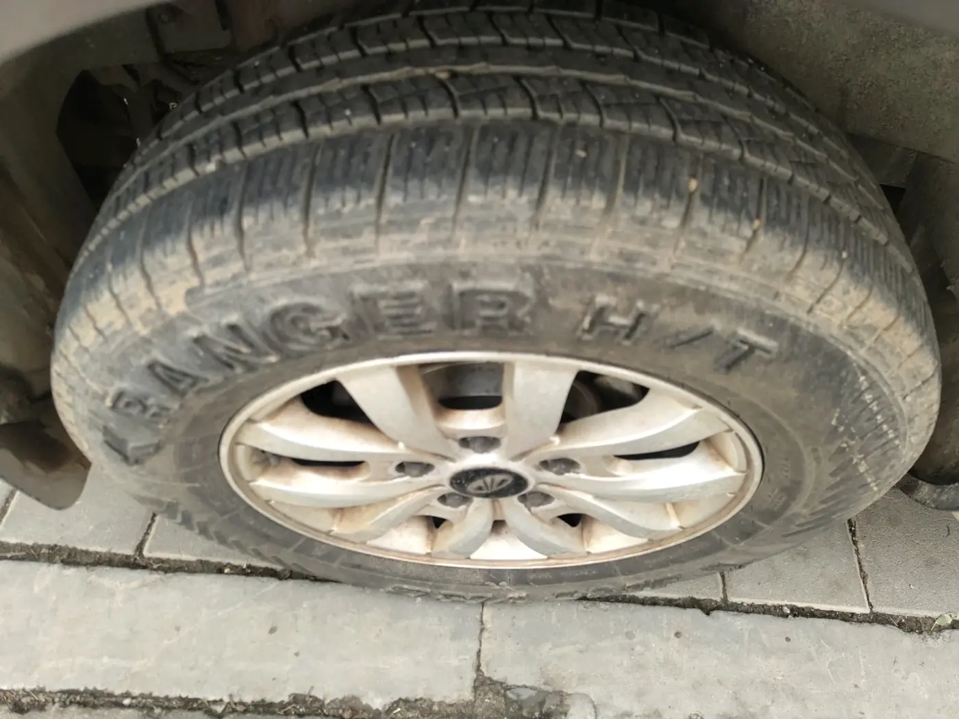 2016 Mahindra XUV500 W10, Diesel, Manual, 1,27,798 km, tyre