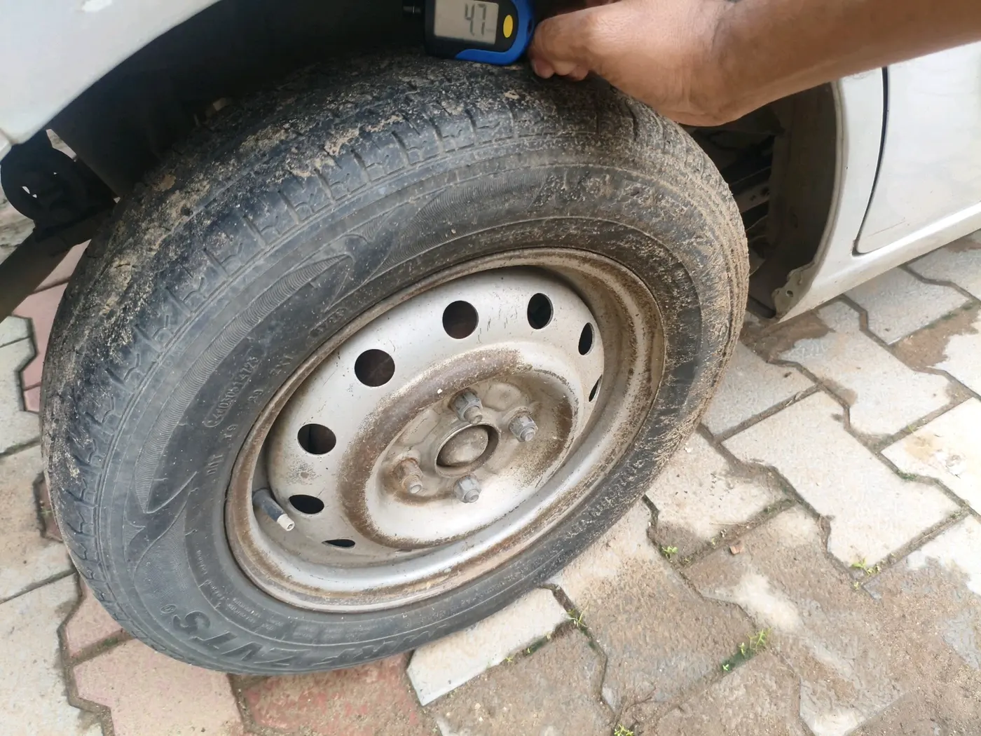 2012 Maruti Wagon R 1.0 LXI, Petrol, Manual, 2,65,085 km, tyre