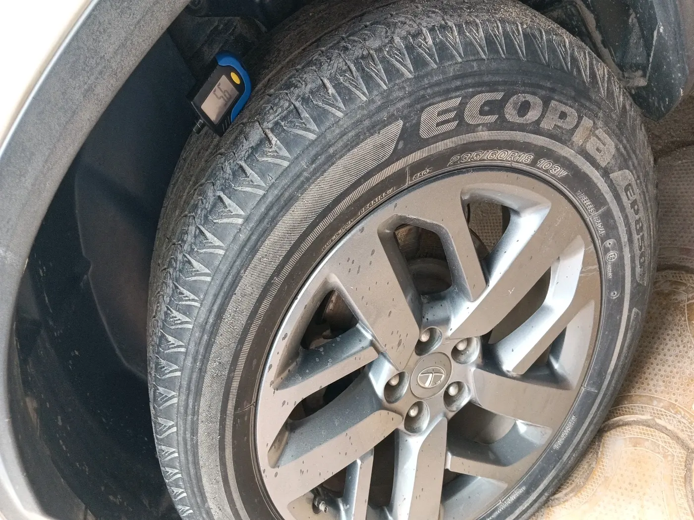 2022 Tata Safari XT, Diesel, Manual, 86,316 km, tyre