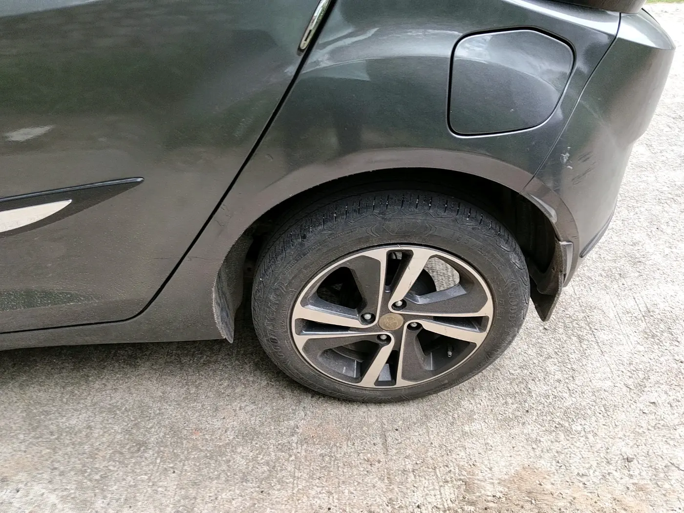 2022 Tata ALTROZ XZA PLUS, Petrol, Automatic, 68,871 km, tyre