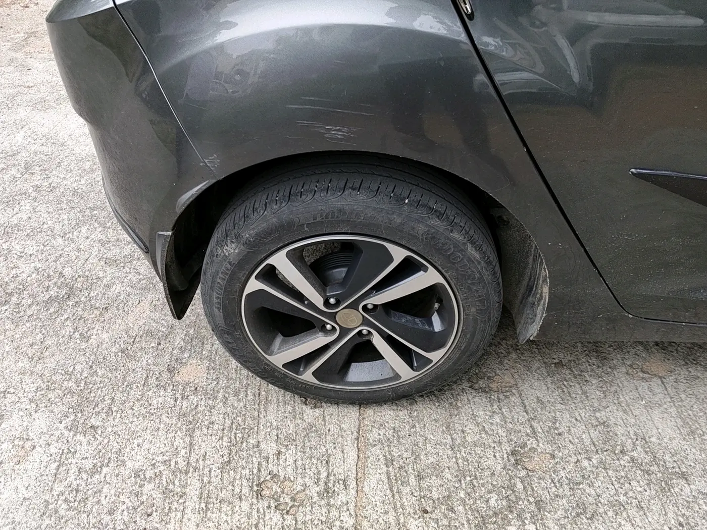 2022 Tata ALTROZ XZA PLUS, Petrol, Automatic, 68,871 km, tyre
