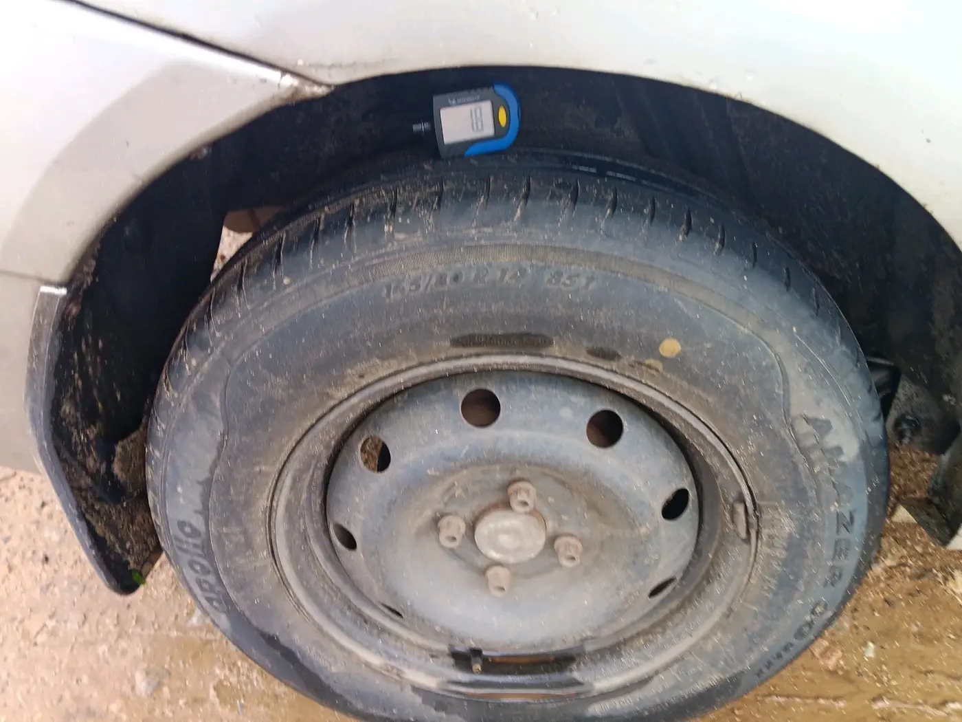 2012 Mahindra Verito 1.5 D4 BS III, Diesel, Manual, 2,15,497 km, tyre