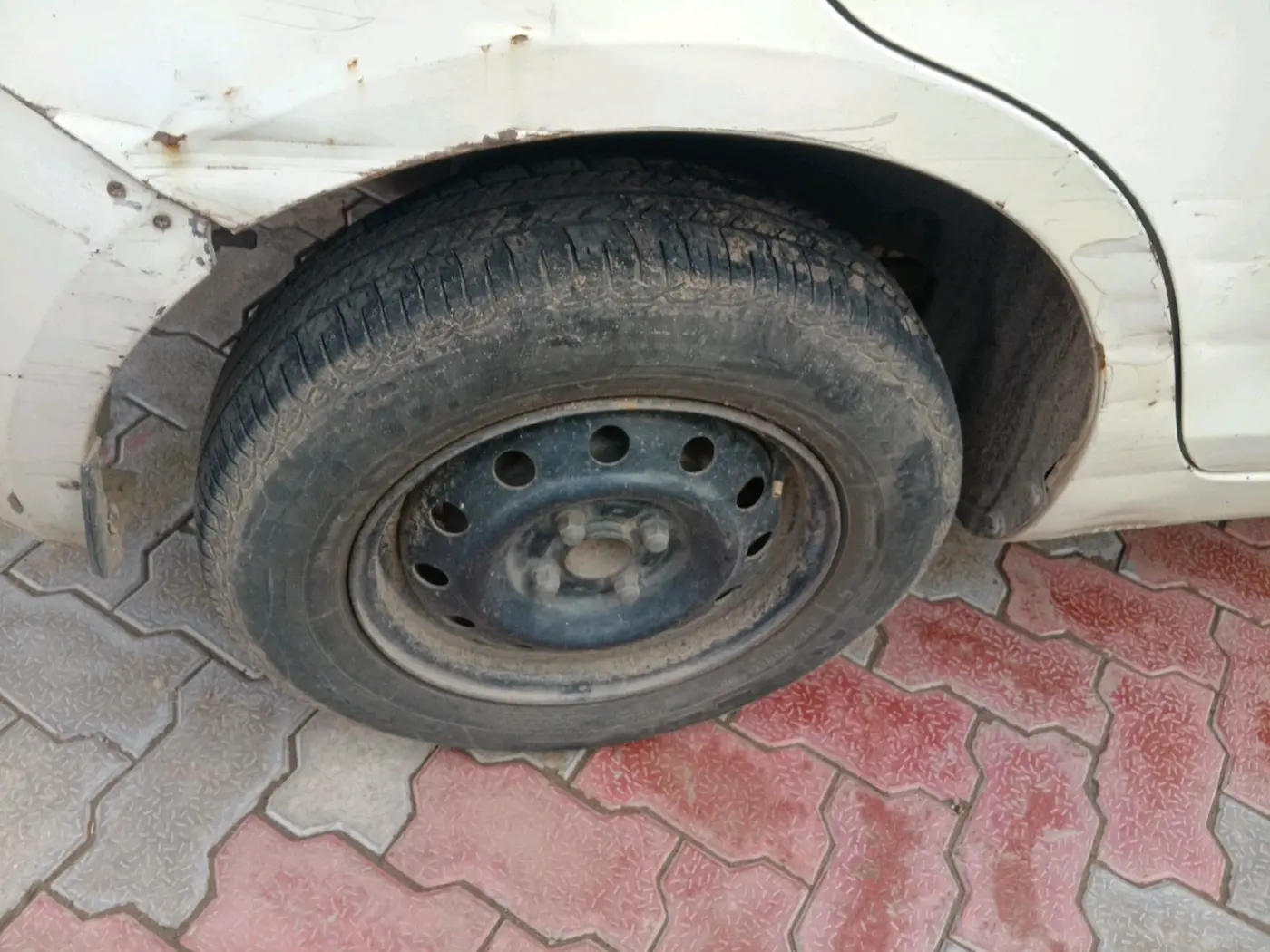 2016 Maruti Swift Dzire LXI, CNG, Manual, 1,45,371 km, tyre