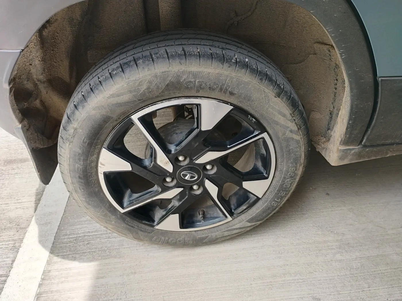 2022 Tata PUNCH CREATIVE  AMT, Petrol, Automatic, 30,693 km, tyre