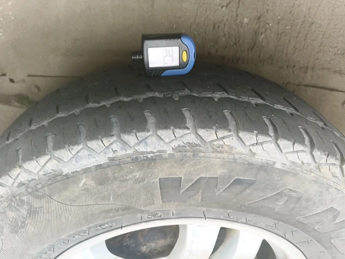 2013 Mahindra Scorpio VLX 2WD, Diesel, Manual, 1,18,209 km, tyre
