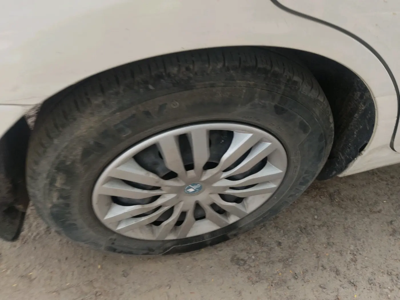 2018 Maruti Dzire LXI, CNG, Manual, 1,17,415 km, tyre