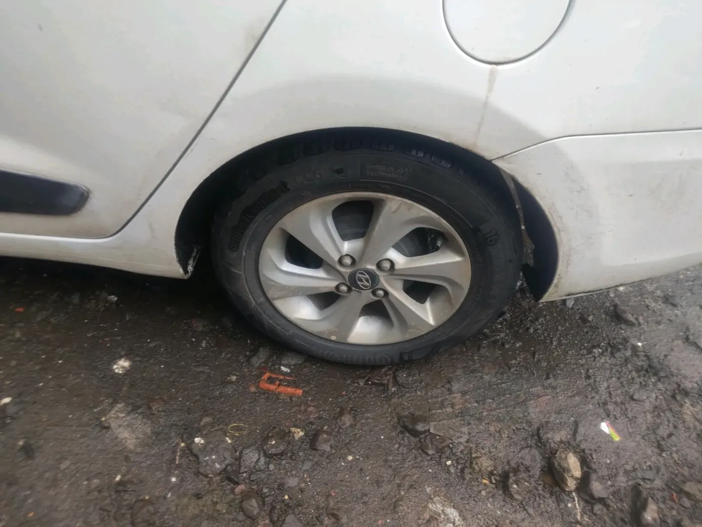 2017 Hyundai Xcent SX 1.2, Petrol, Manual, 1,75,277 km, tyre