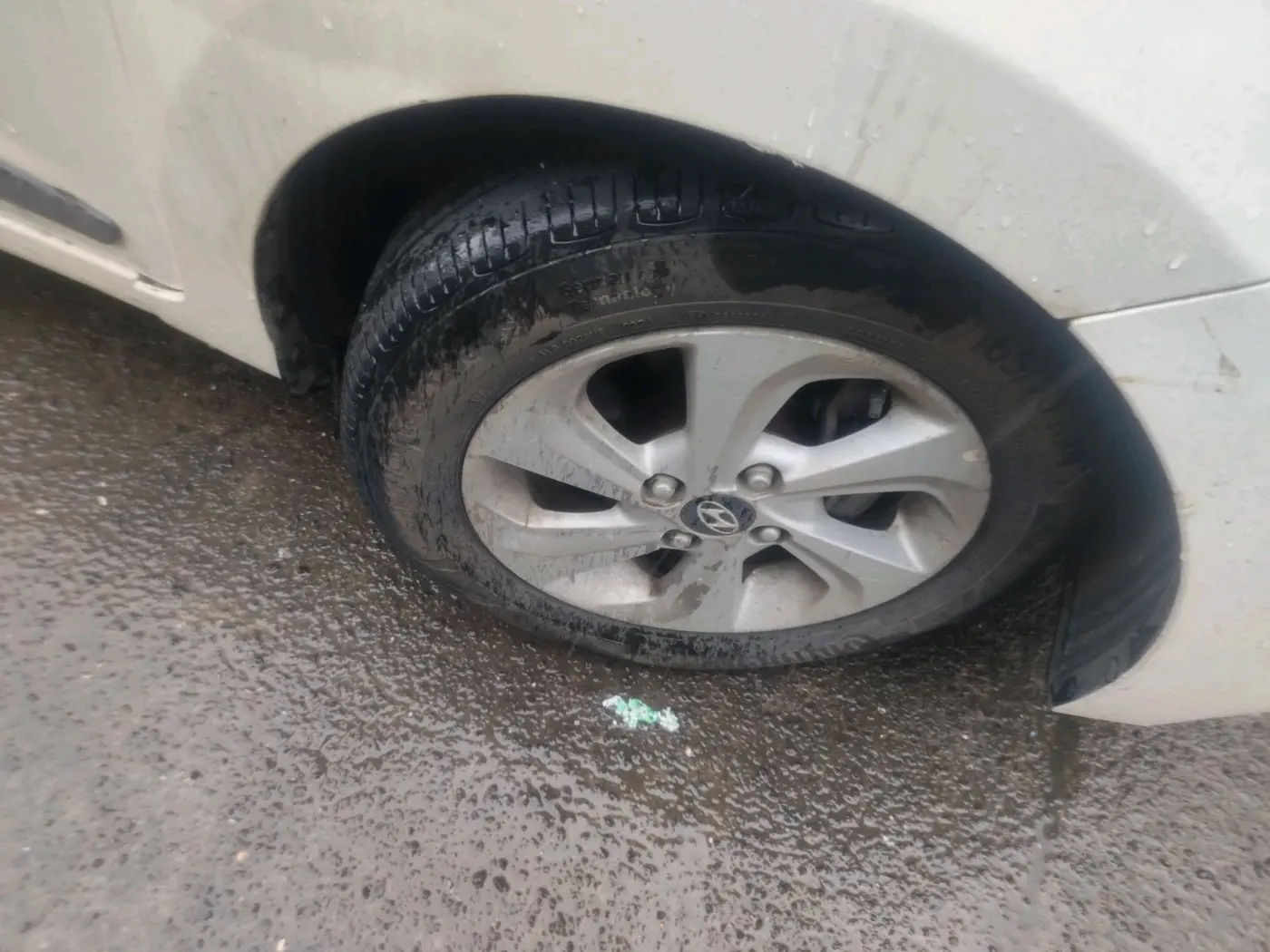 2017 Hyundai Xcent SX 1.2, Petrol, Manual, 1,75,277 km, tyre