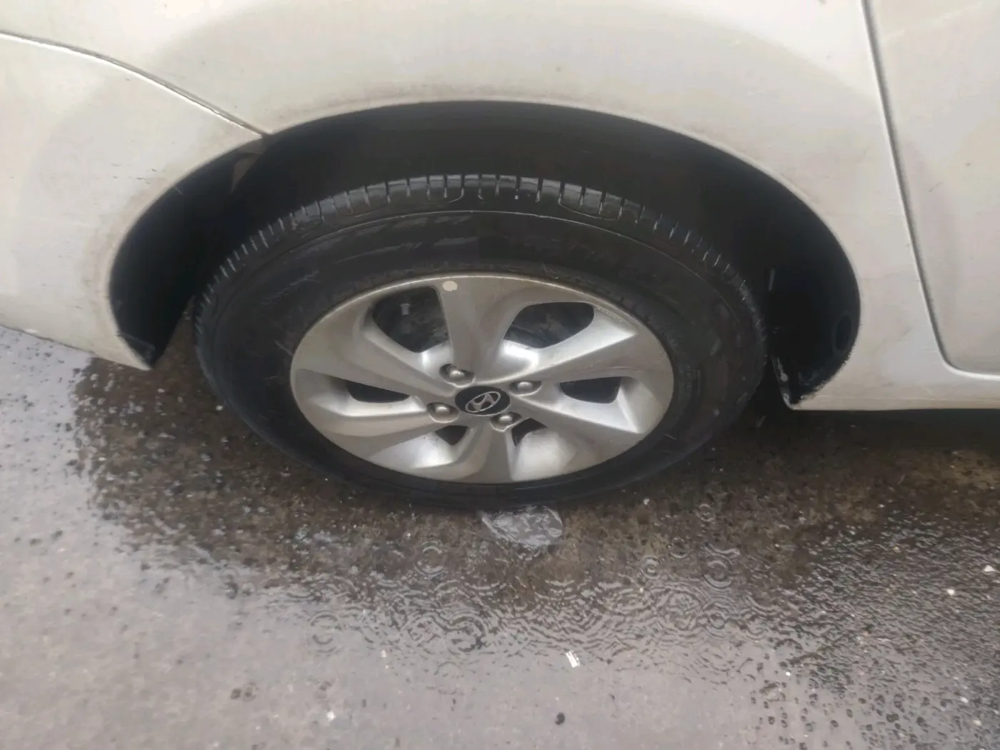 2017 Hyundai Xcent SX 1.2, Petrol, Manual, 1,75,277 km, tyre