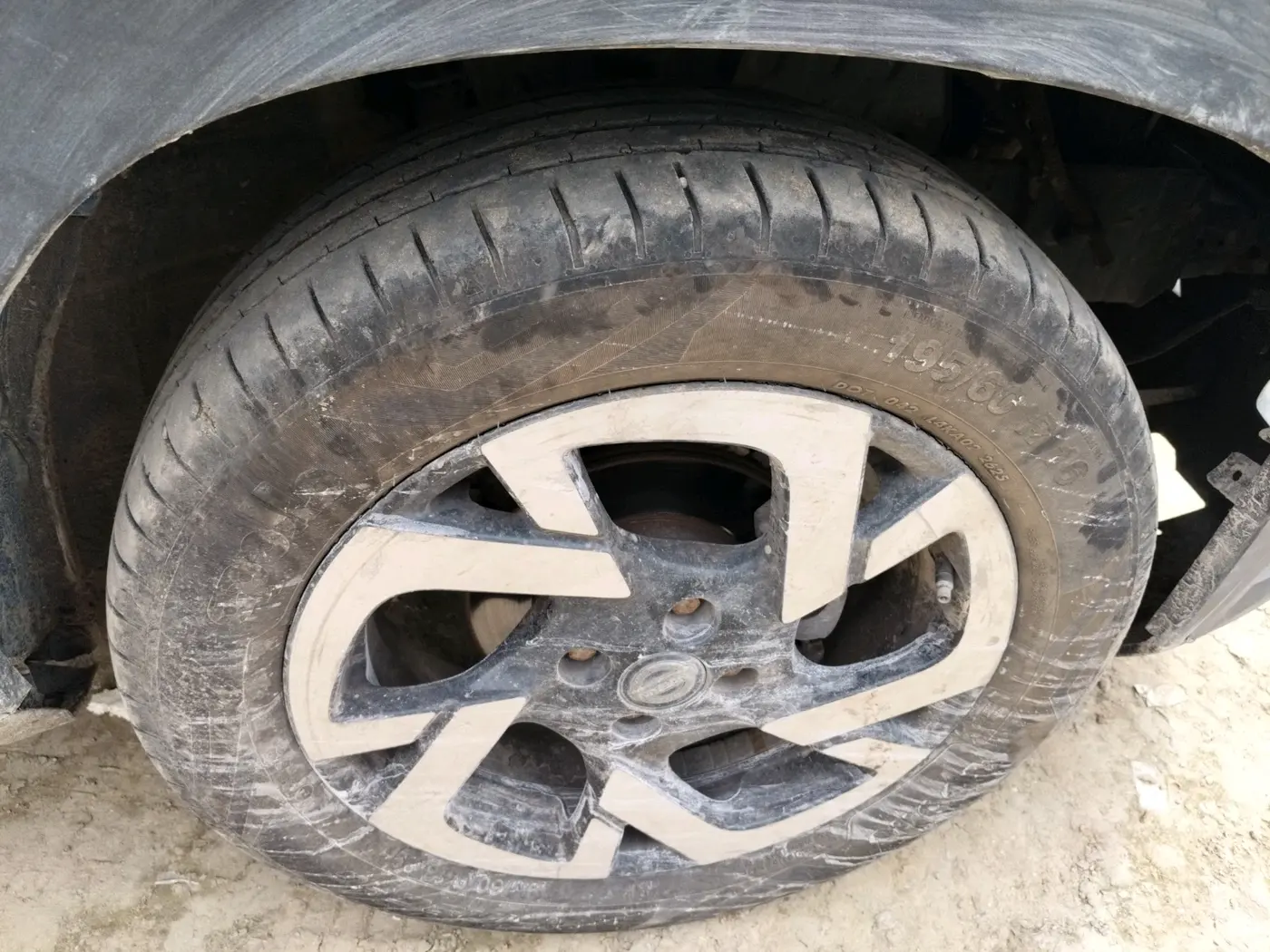 2022 Nissan MAGNITE XV PREMIUM DUAL TONE, Petrol, Manual, 40,146 km, tyre