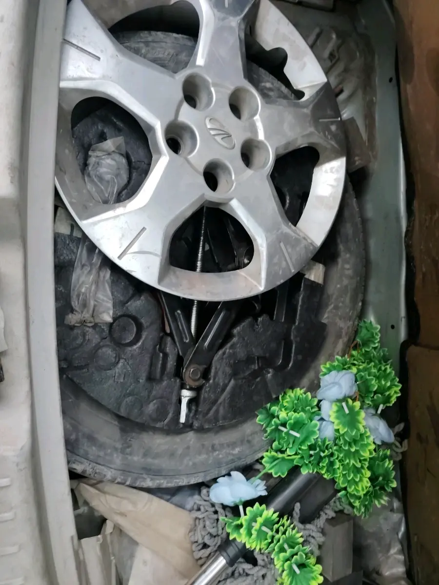 2021 Mahindra XUV300 W6 1.2 PETROL, Petrol, Manual, 1,01,260 km, tyre