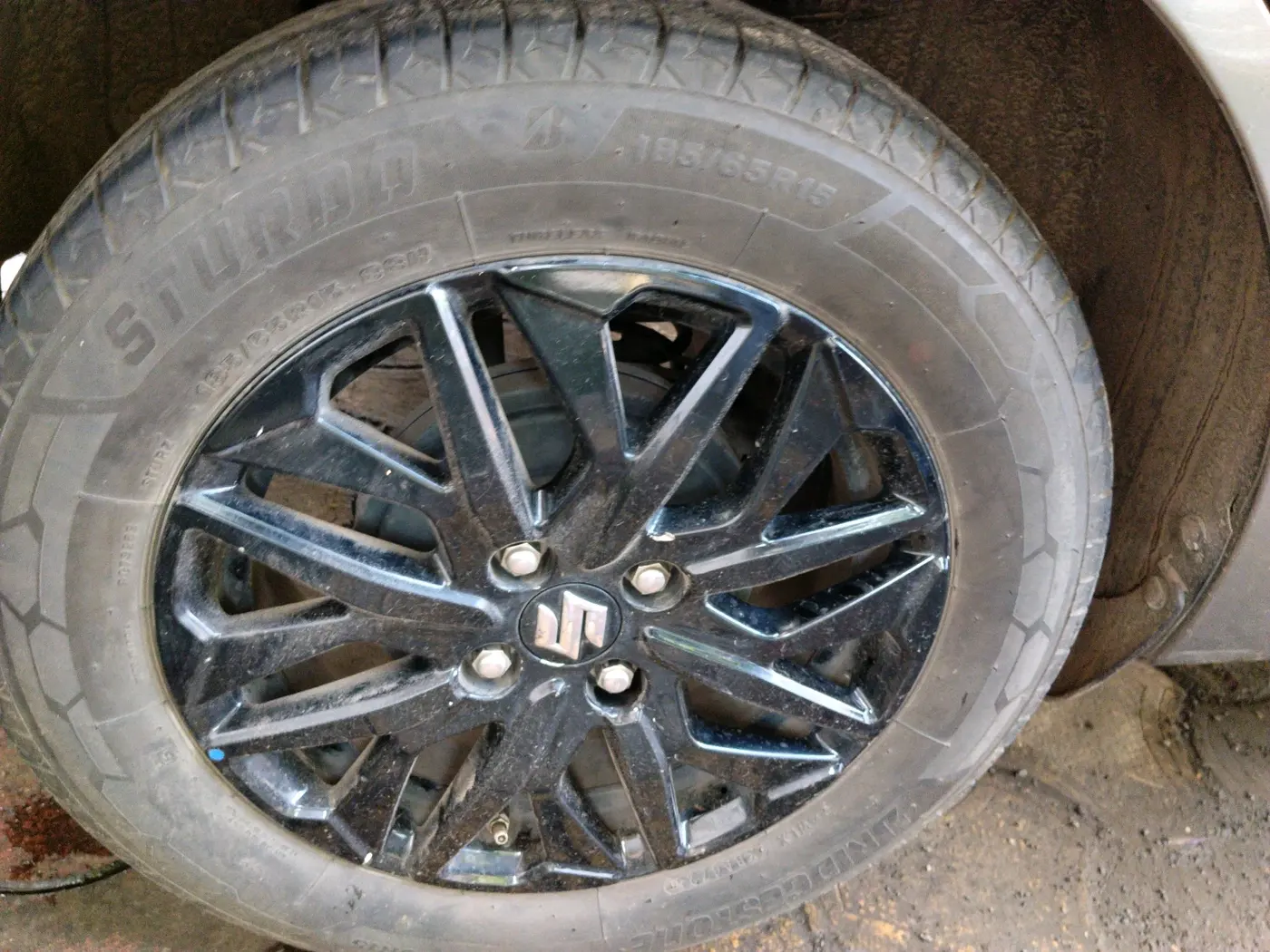 2025 Maruti Dzire ZXi CNG, CNG, Manual, 27,916 km, tyre