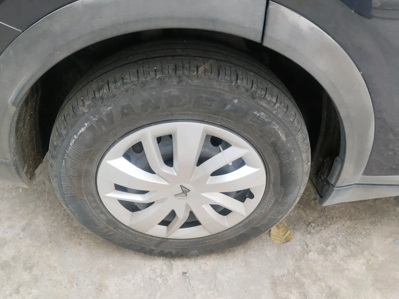 2022 Mahindra XUV700 AX 3 D MT 7 STR, Diesel, Manual, 99,042 km, tyre