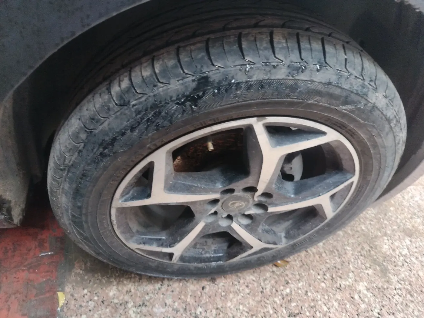 2023 Tata ALTROZ XTA, Petrol, Automatic, 46,898 km, tyre