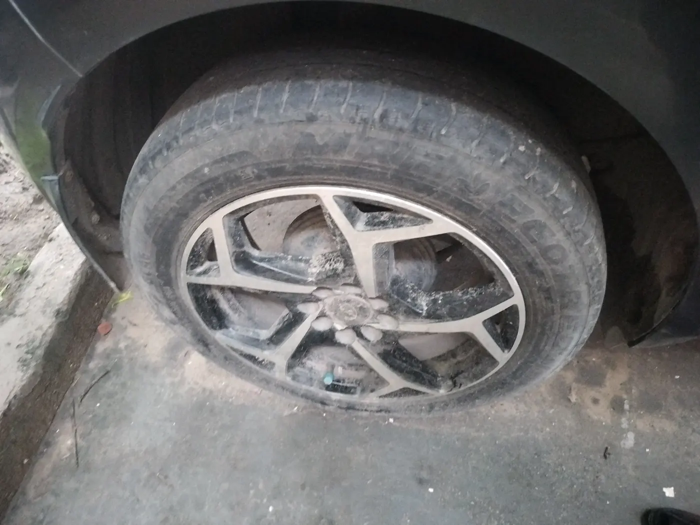 2023 Tata ALTROZ XTA, Petrol, Automatic, 46,898 km, tyre