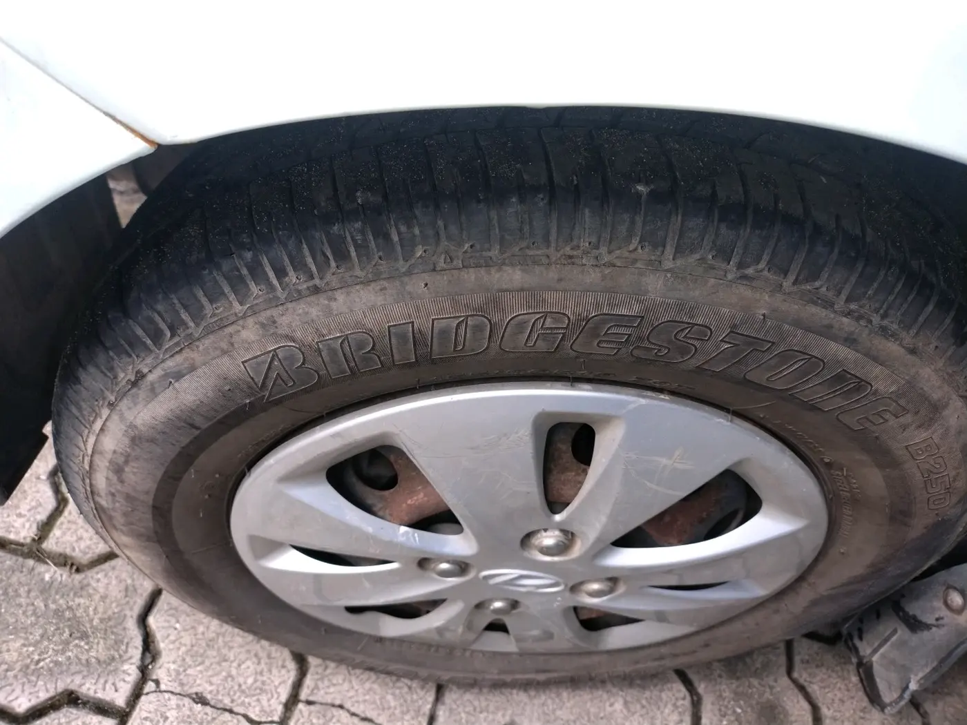 2011 Hyundai i10 SPORTZ 1.2 AT, Petrol, Automatic, 30,030 km, tyre