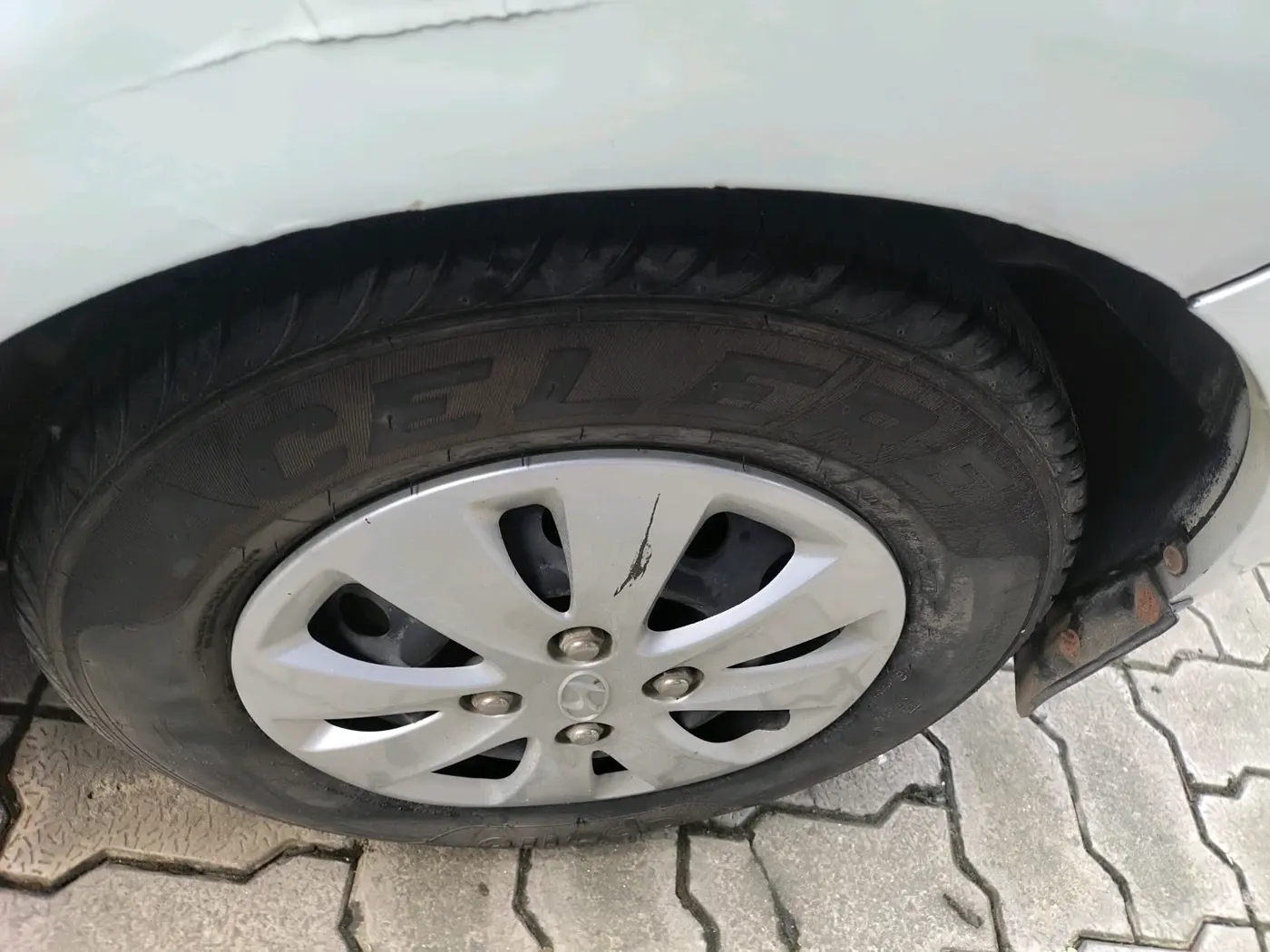 2011 Hyundai i10 SPORTZ 1.2 AT, Petrol, Automatic, 30,030 km, tyre