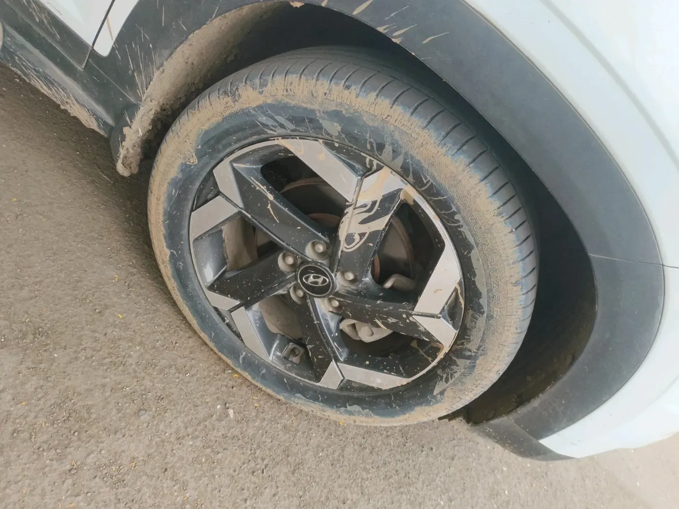 2022 Hyundai ALCAZAR 1.5 SIGNATURE (O) AT 7STR, Diesel, Automatic, 1,00,243 km, tyre