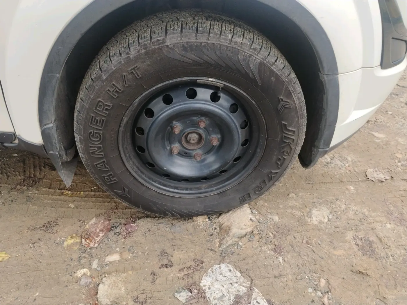 2017 Mahindra XUV500 W6, Diesel, Manual, 1,13,598 km, tyre