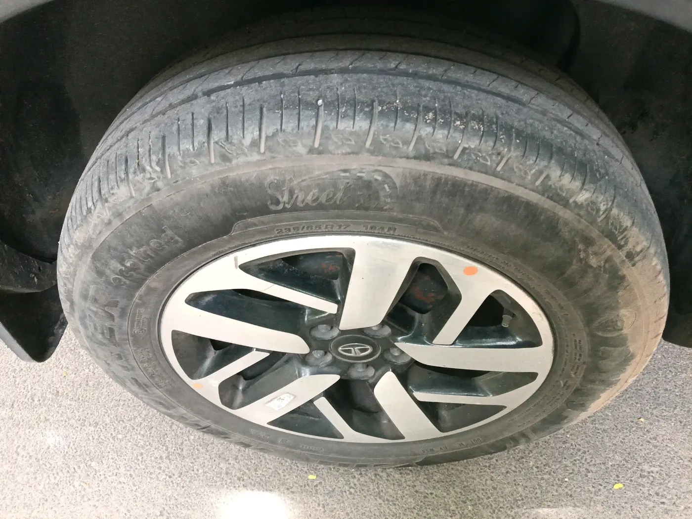 2022 Tata Harrier XZA PLUS 2.0L, Diesel, Automatic, 36,668 km, tyre
