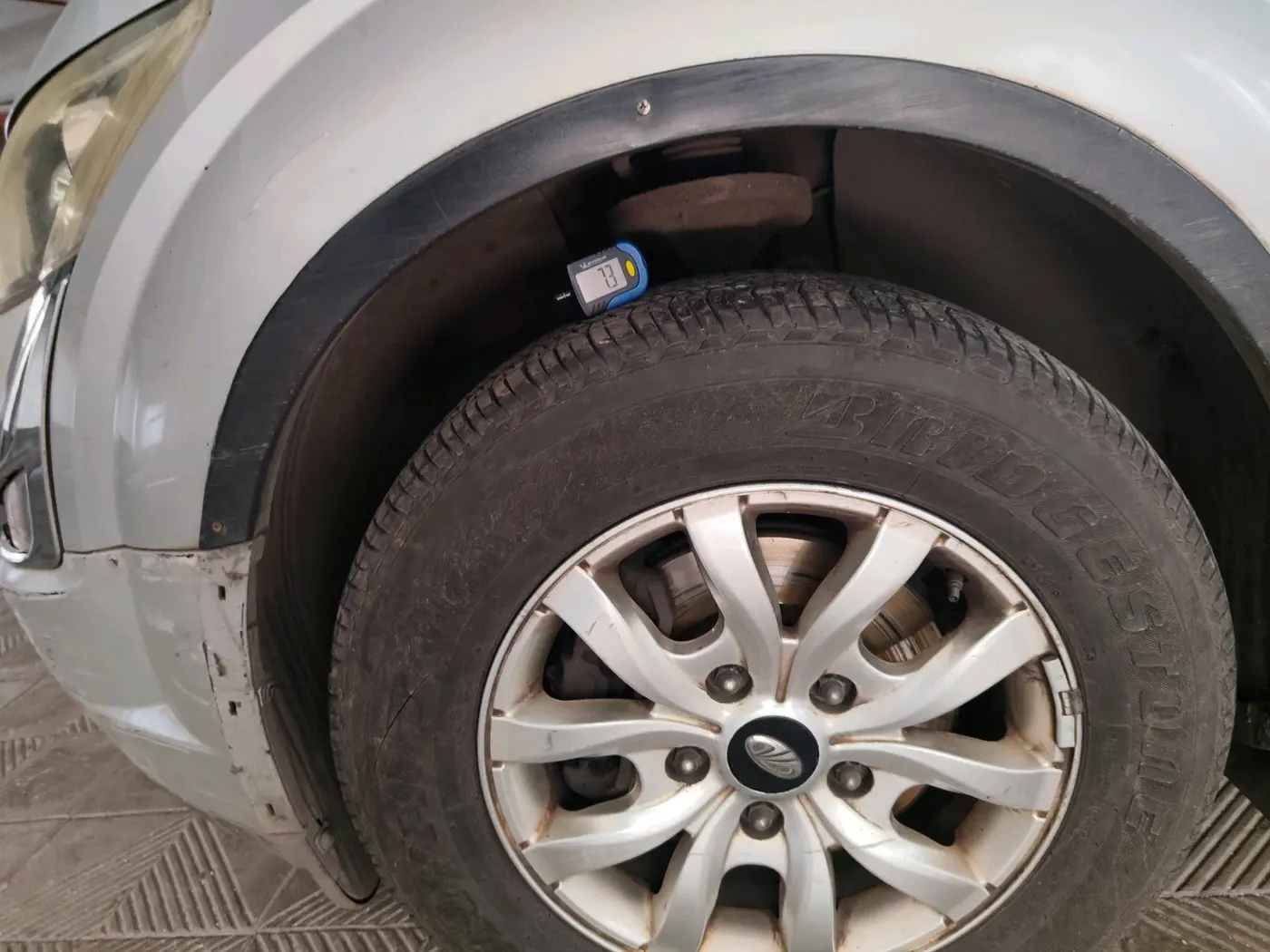 2015 Mahindra XUV500 W10, Diesel, Manual, 1,86,854 km, tyre