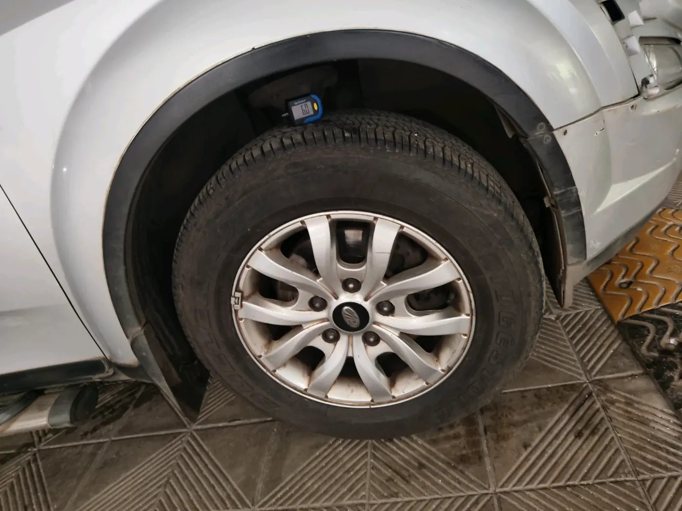 2015 Mahindra XUV500 W10, Diesel, Manual, 1,86,854 km, tyre