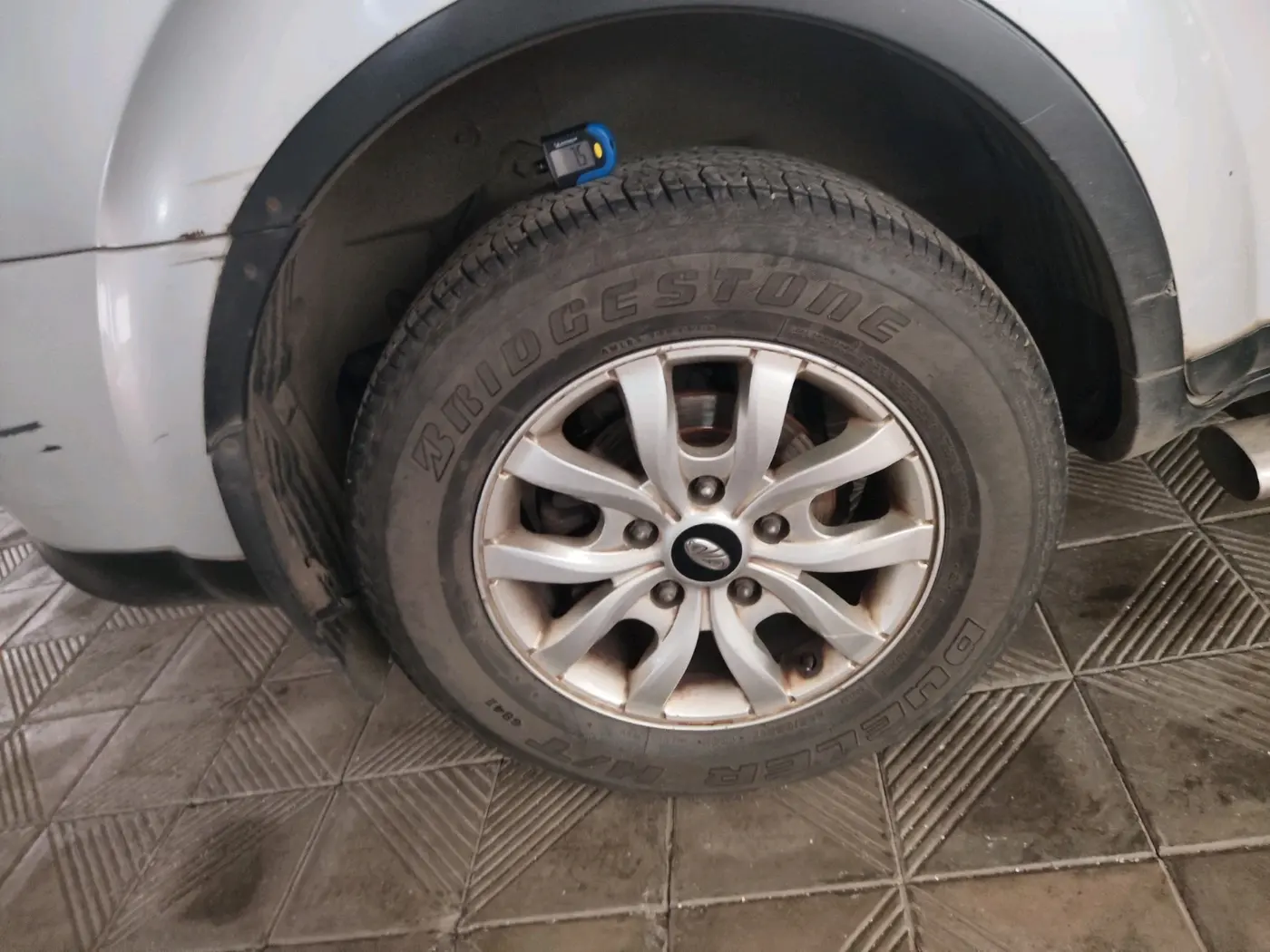 2015 Mahindra XUV500 W10, Diesel, Manual, 1,86,854 km, tyre
