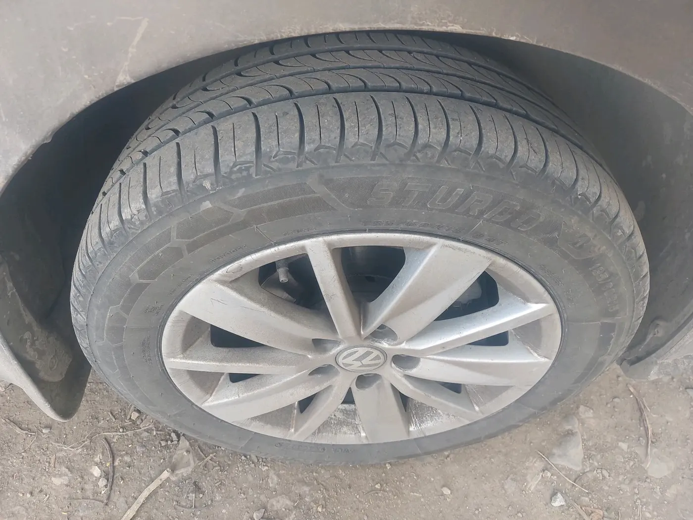 2017 Volkswagen Ameo HIGHLINE1.2L, Petrol, Manual, 1,87,712 km, tyre