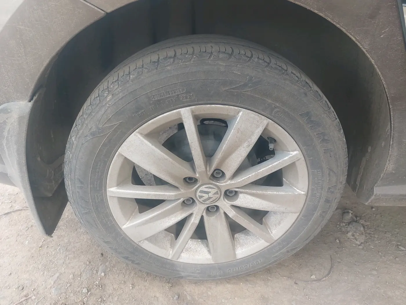 2017 Volkswagen Ameo HIGHLINE1.2L, Petrol, Manual, 1,87,712 km, tyre