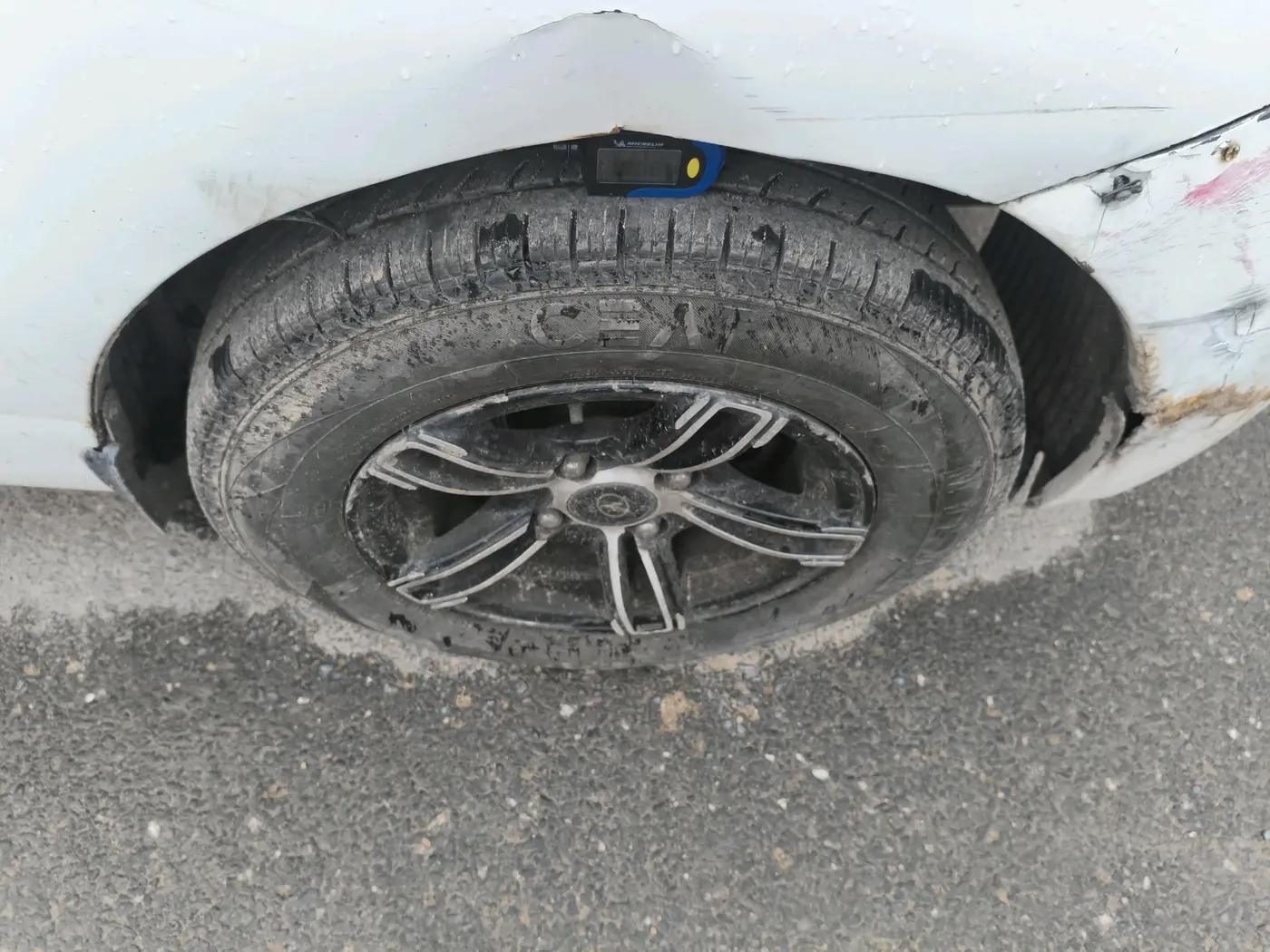 2013 Hyundai Eon ERA +, Petrol, Manual, 60,104 km, tyre