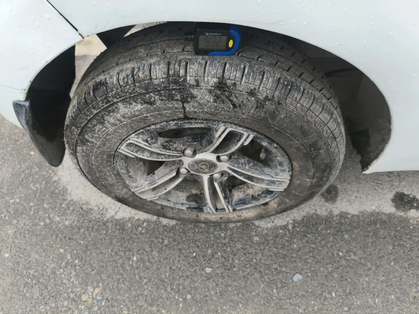 2013 Hyundai Eon ERA +, Petrol, Manual, 60,104 km, tyre