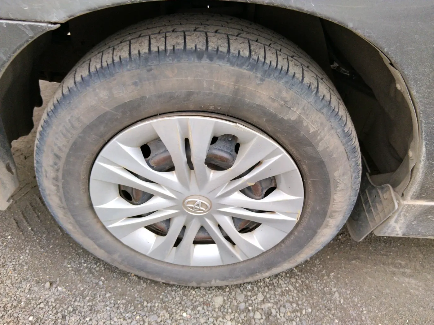 2012 Toyota Innova GX 2.5 8 STR, Diesel, Manual, 1,56,393 km, tyre