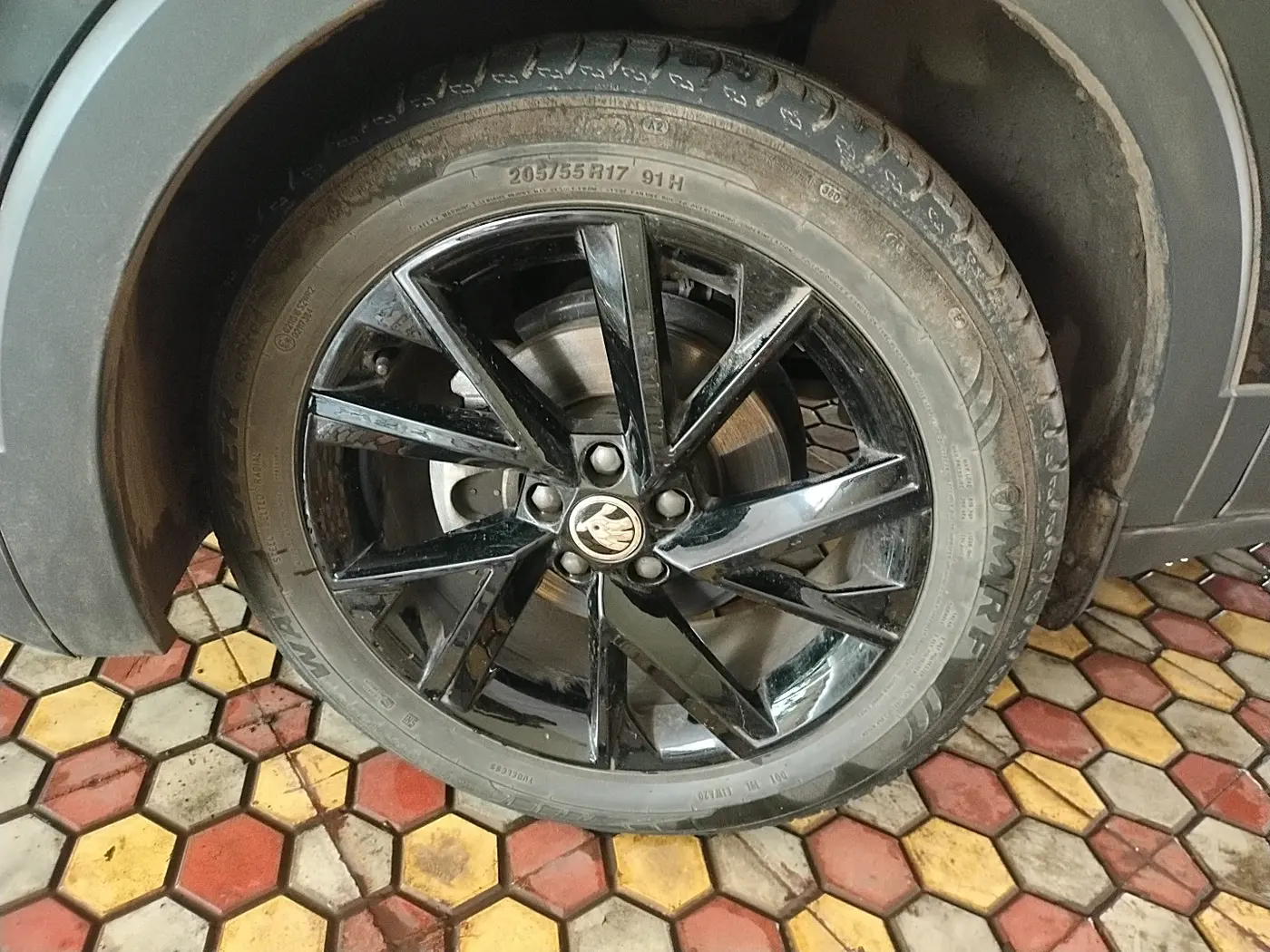 2025 Skoda KUSHAQ Sportline 1.0L TSI AT, Petrol, Automatic, 5,754 km, tyre