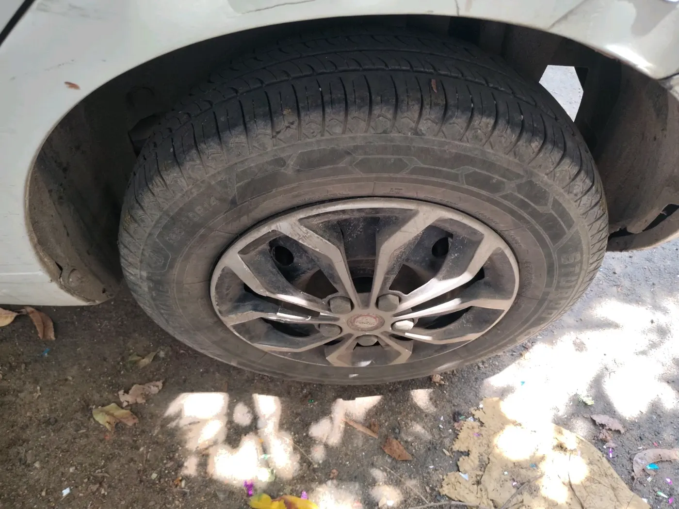 2015 Maruti Swift VDI, Diesel, Manual, 2,41,936 km, tyre