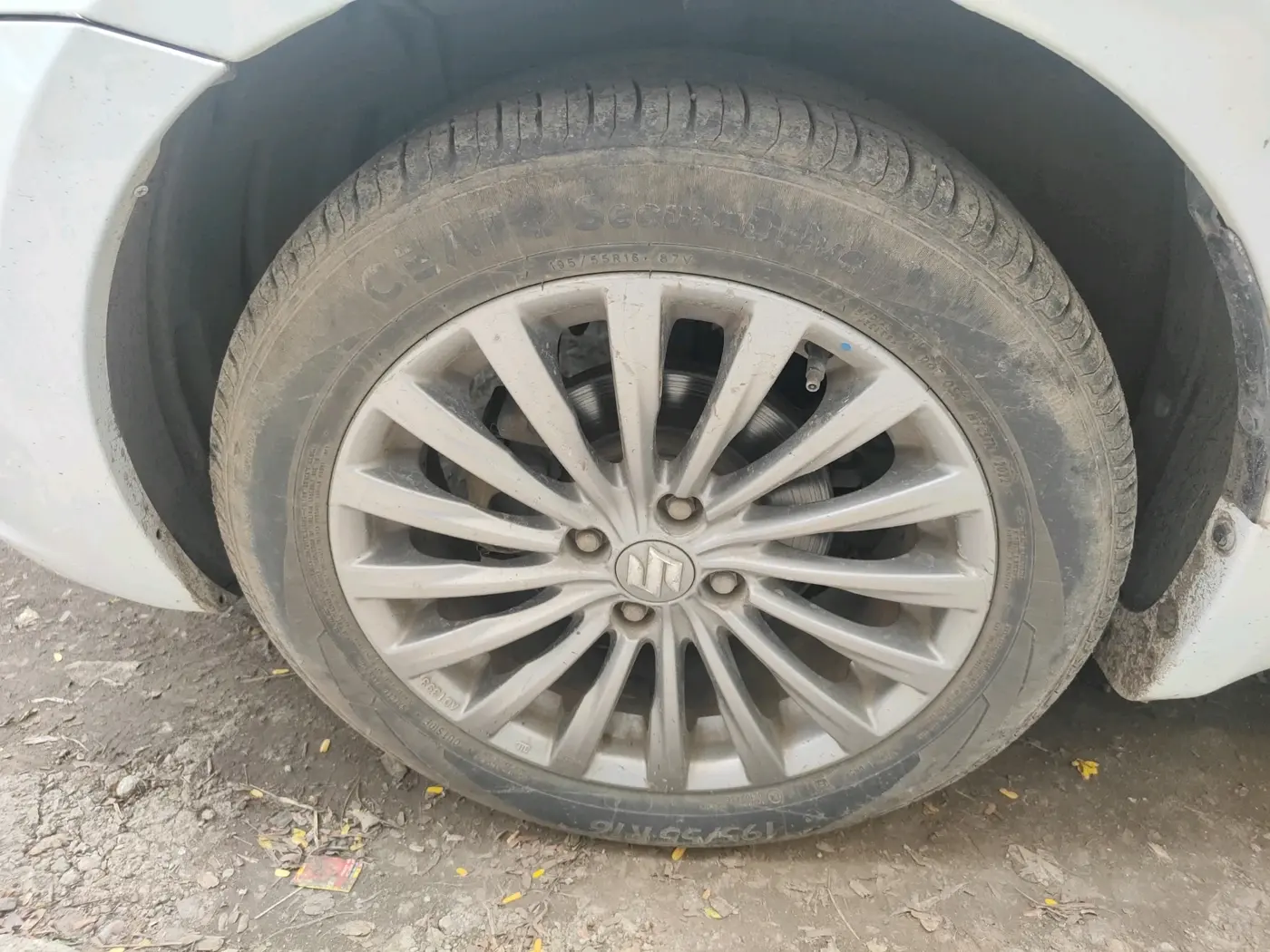 2015 Maruti Ciaz ZXI+, Petrol, Manual, 75,663 km, tyre