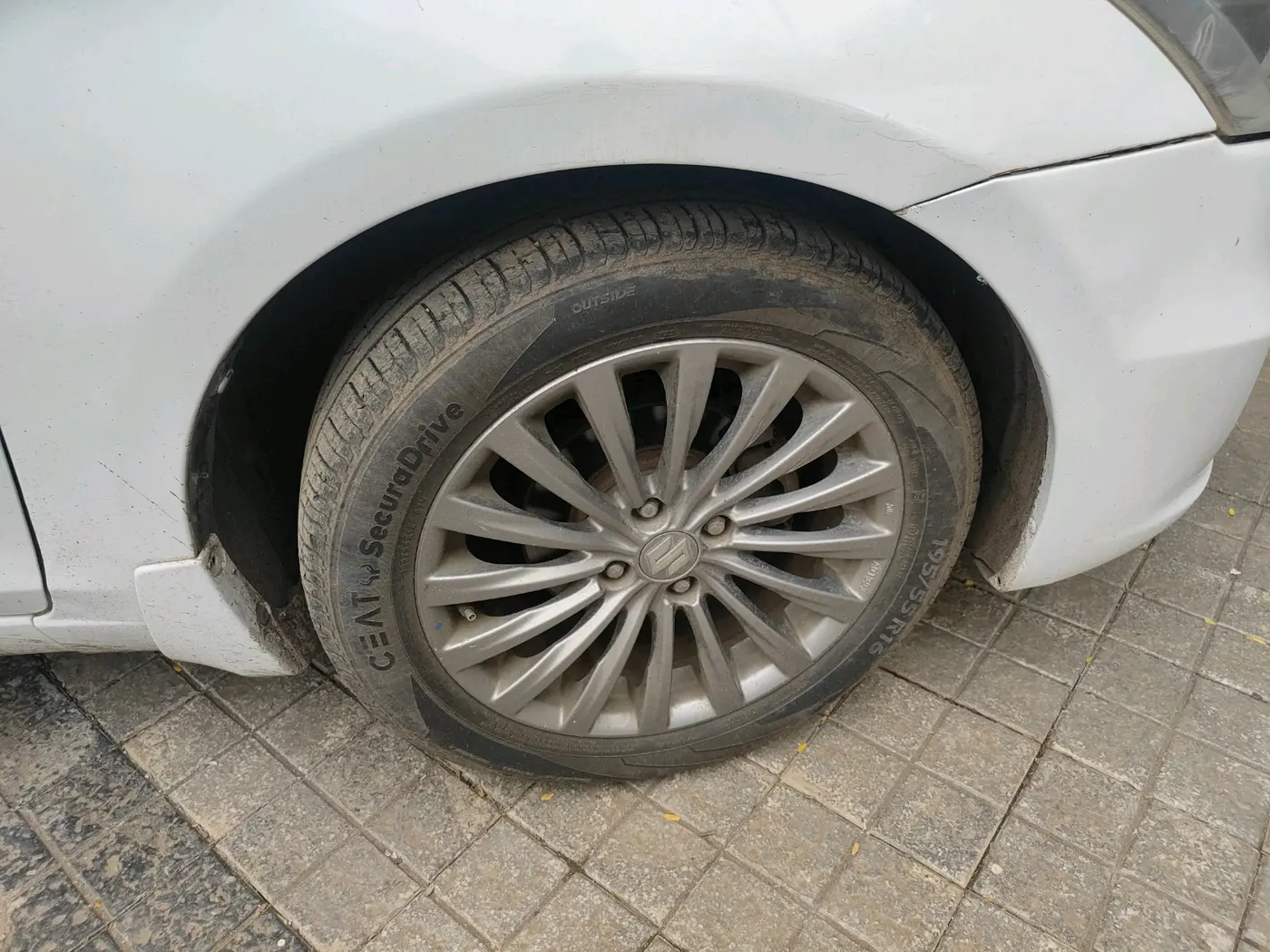 2015 Maruti Ciaz ZXI+, Petrol, Manual, 75,663 km, tyre