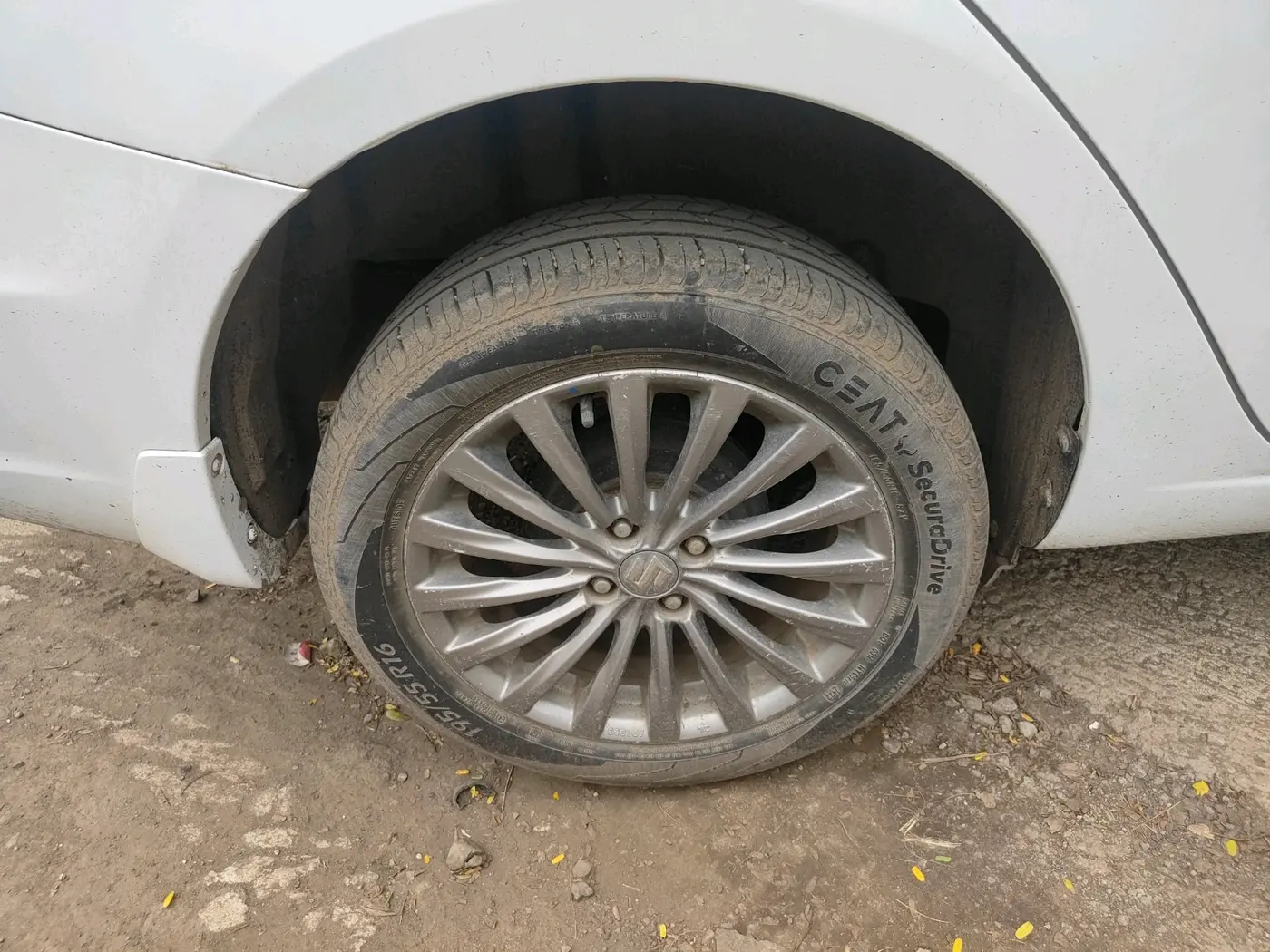 2015 Maruti Ciaz ZXI+, Petrol, Manual, 75,663 km, tyre