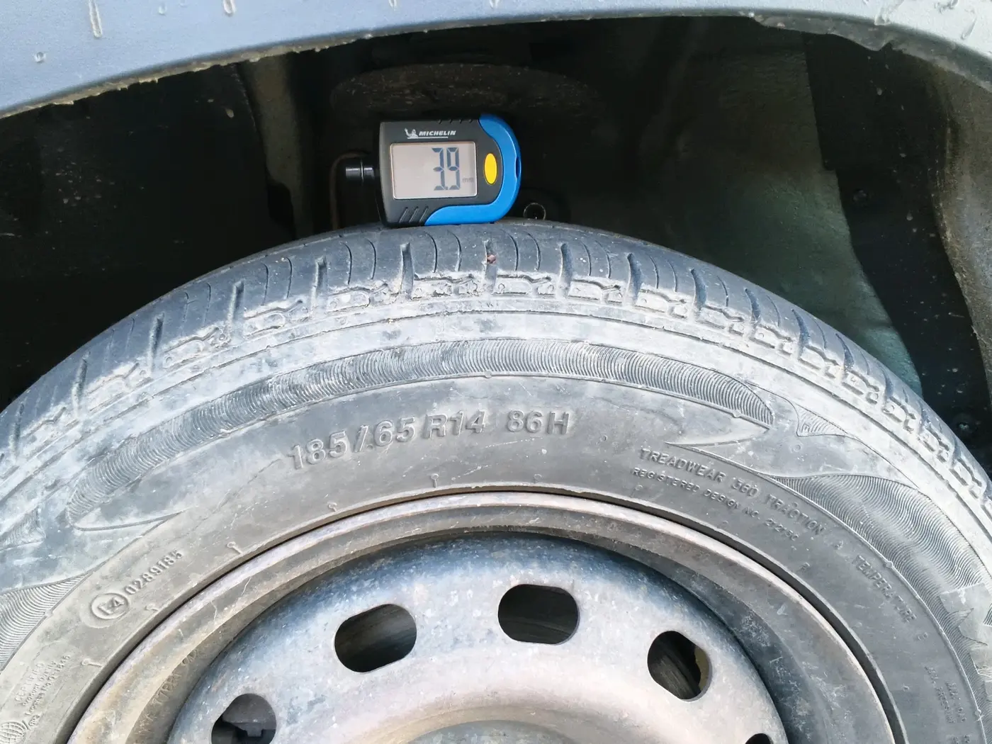 2016 Mahindra Kuv100 K4 6 STR, Petrol, Manual, 98,694 km, tyre