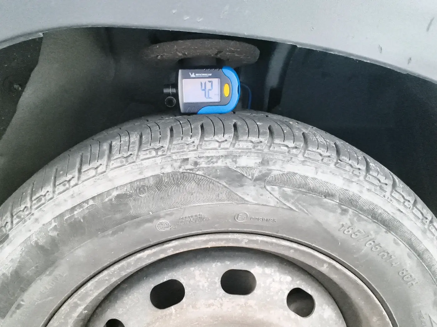 2016 Mahindra Kuv100 K4 6 STR, Petrol, Manual, 98,694 km, tyre
